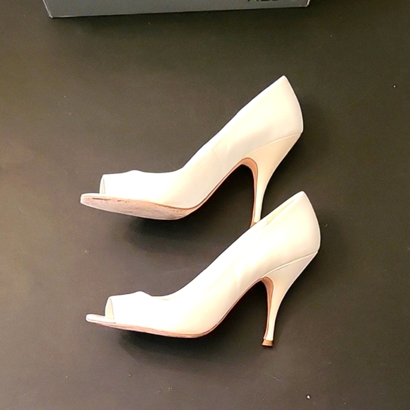 Elegant Aldo White Patent Leather Peep-Toe Heels, 9 - Picture 3 of 14